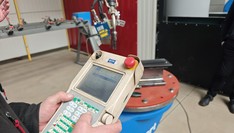 Programowanie i sterowanie robotem za pomocą teach pendanta
